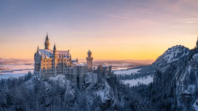 Castillo Neuschwanstein en invierno al atardecer