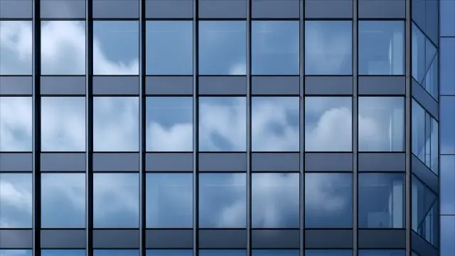 Fachada de cristal con nubes reflejadas