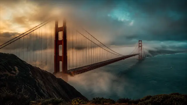Golden Gate Bridge en neblina al atardecer