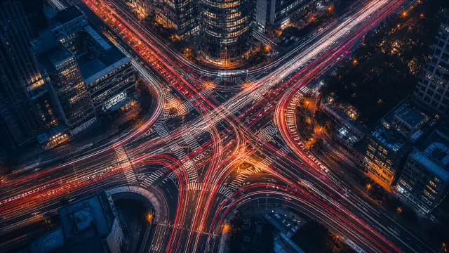 Intersección urbana con luces de tráfico en la noche