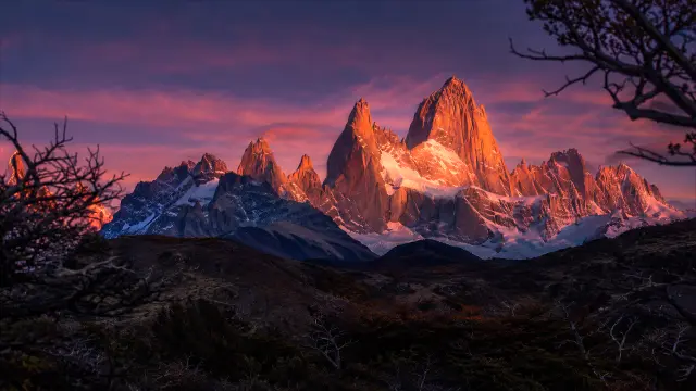 Montañas rocosas iluminadas al atardecer