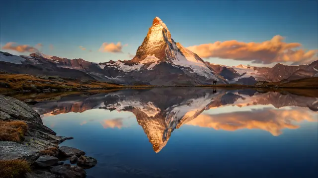 Pirámide de Matterhorn reflejada en lago al amanecer