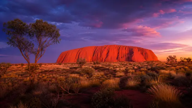 Uluru al atardecer con cielo nublado