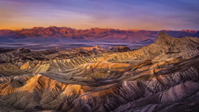 Valle de la Muerte en atardecer con montañas al fondo