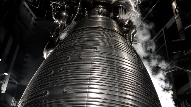 Motor cohete metálico con vapor en laboratorio
