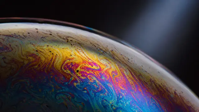 Burbuja de jabón con colores iridiscentes y fluidos