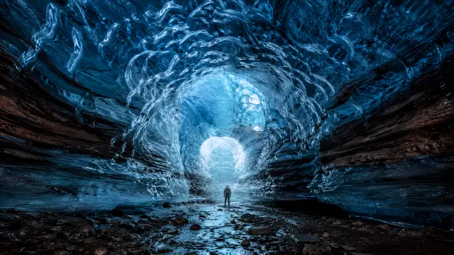 Explorador en el interior de una cueva de hielo azul