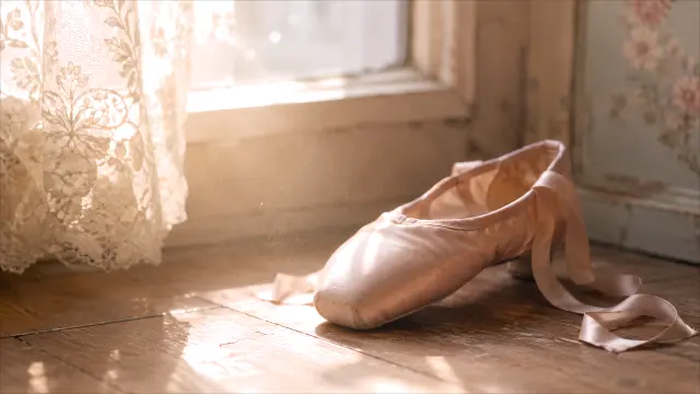 Zapatos de bailarina en ventana con luz cálida