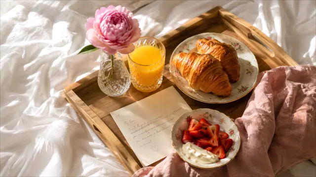 Desayuno romántico en cama con flores y pan