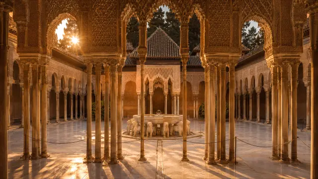 Corte de los Leones Alhambra atardecer dorado