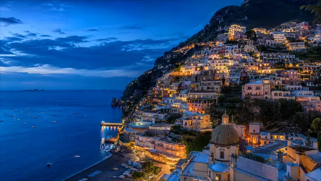 Paisaje costero italiano al atardecer con luces cálidas