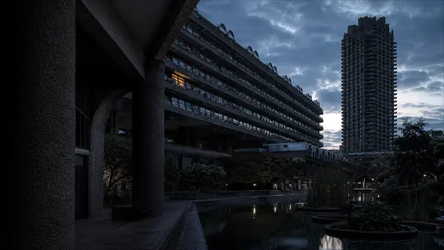 Brutalismo arquitectónico en atardecer nublado