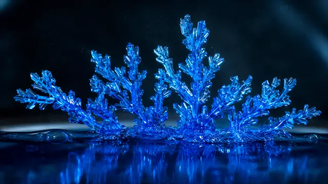 Cristales azules brillantes reflejados en agua oscura