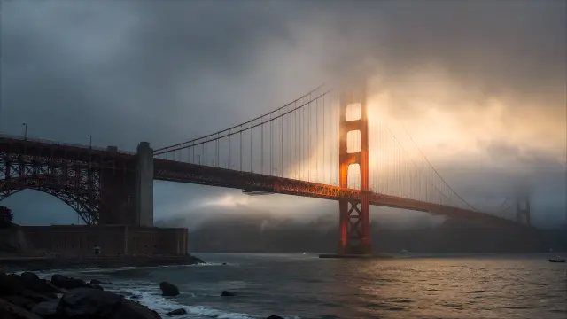 Ponte Golden Gate en la neblina al atardecer