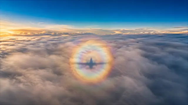 Arcoíris sobre la nube y avión de silueta