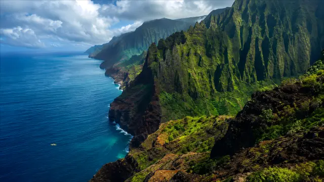 Fondo de pantalla 4K: Acantilados verdes y mar azul dramático